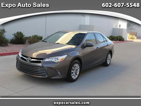 Used 2016 Toyota Camry LE image 1