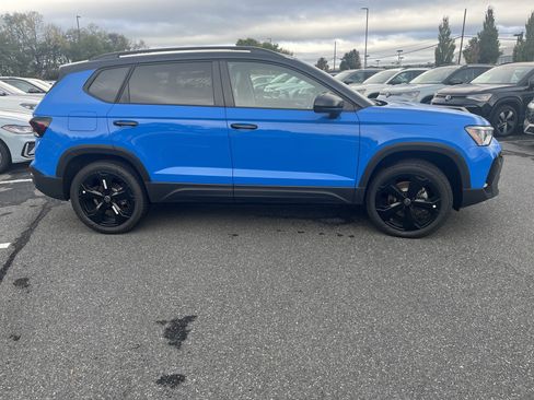 New 2025 Volkswagen Taos SE image 7