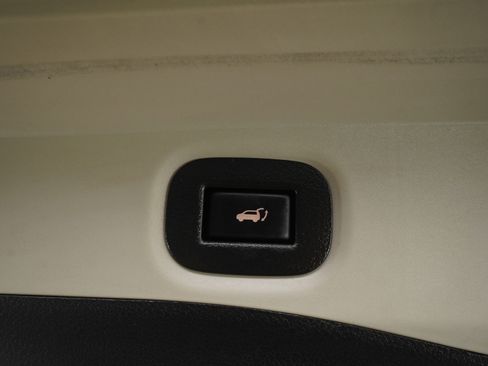 Used 2018 Nissan Rogue SV w/ Premium Package image 18