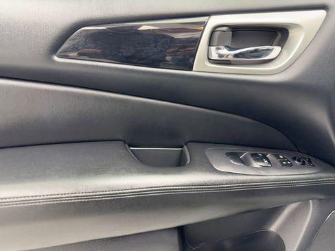 Used 2018 Nissan Pathfinder SV image 35