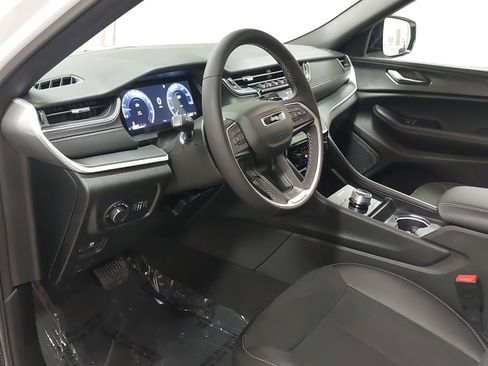 New 2025 Jeep Grand Cherokee Altitude image 17