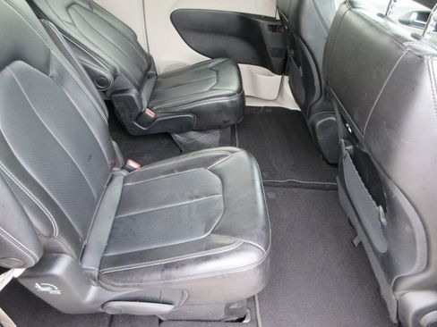 Used 2023 Chrysler Pacifica Touring-L FWD image 17