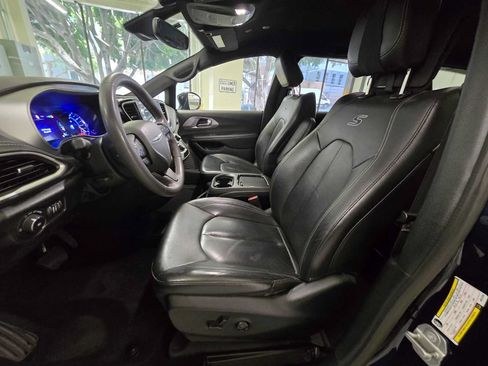 Used 2022 Chrysler Pacifica Touring-L w/ S Appearance Package FWD image 19