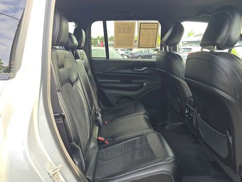 Used 2023 Jeep Grand Cherokee Altitude AWD/4WD image 13