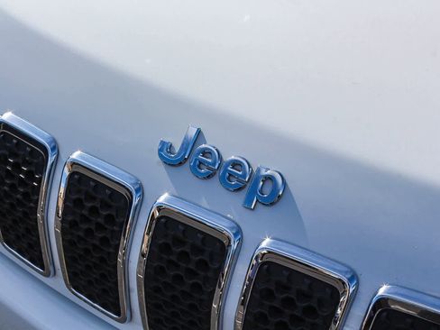 Used 2019 Jeep Cherokee Latitude w/ Popular Appearance Group image 16