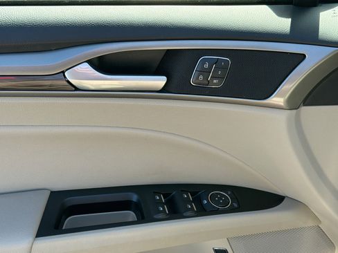 Used 2017 Ford Fusion Energi SE image 22