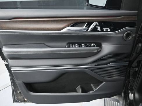Used 2023 Jeep Grand Wagoneer Series II AWD/4WD image 4