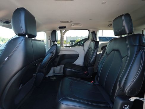 Used 2024 Chrysler Pacifica Touring-L FWD image 21