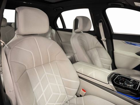 Used 2023 BMW 740i w/ Luxury Rear Seating Package image 32