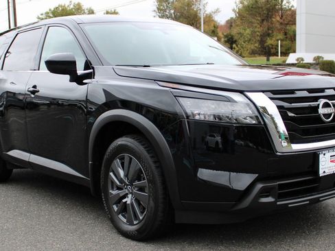 Certified 2024 Nissan Pathfinder S image 4