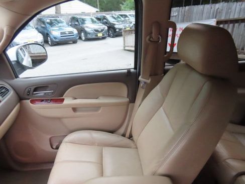 Used 2014 Chevrolet Suburban LT RWD image 21