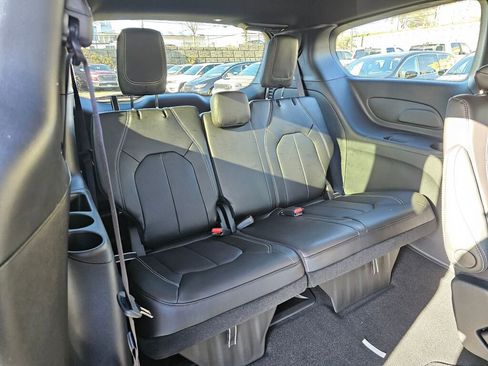 New 2026 Chrysler Pacifica Select image 14