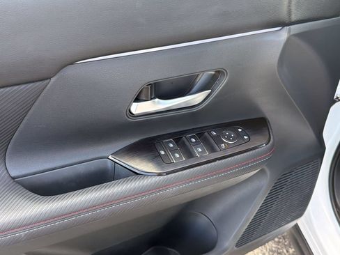 Certified 2025 Nissan Kicks SR FWD image 17
