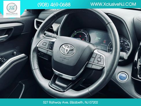 Used 2020 Toyota Highlander XLE AWD/4WD image 8