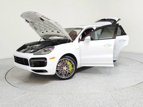 Used 2022 Porsche Cayenne Turbo S image 6