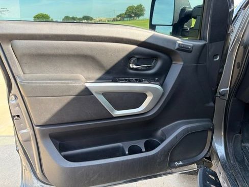 Used 2019 Nissan Titan PRO-4X w/ Pro-4x Convenience Package AWD/4WD image 16