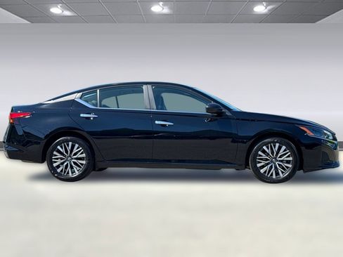 Used 2025 Nissan Altima 2.5 SV image 2