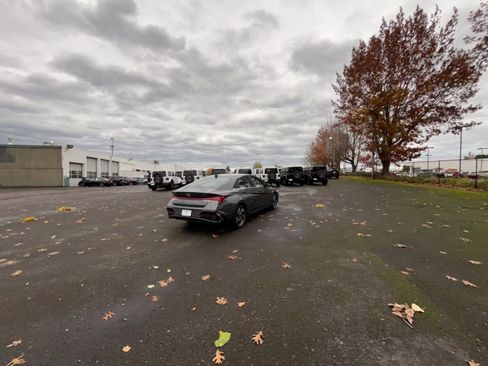 Used 2025 Hyundai Elantra SEL image 12