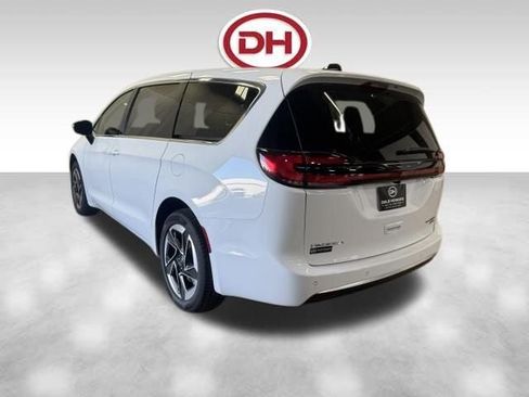 New 2027 Chrysler Pacifica Limited AWD/4WD image 9