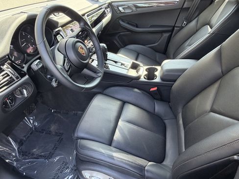 Certified 2025 Porsche Macan AWD/4WD image 4