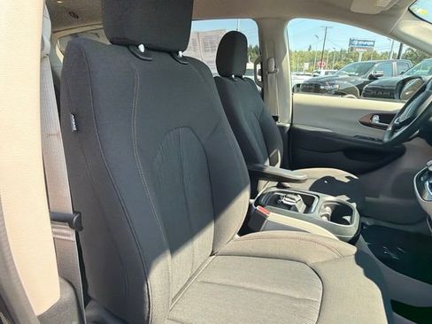 Used 2018 Chrysler Pacifica Touring Plus w/ Tire & Wheel Group FWD image 10