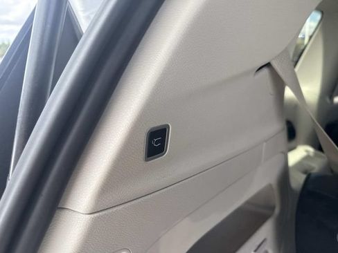 Used 2024 Chrysler Pacifica Touring-L FWD image 7