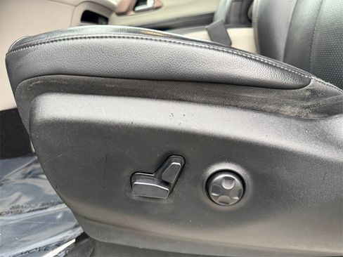 Used 2018 Chrysler Pacifica Touring-L image 10