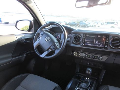 Used 2020 Toyota Tacoma TRD Sport AWD/4WD image 25