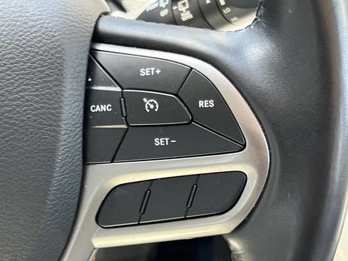 Used 2019 Jeep Cherokee Limited image 25