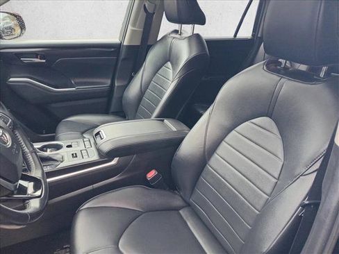 Used 2021 Toyota Highlander XLE image 16