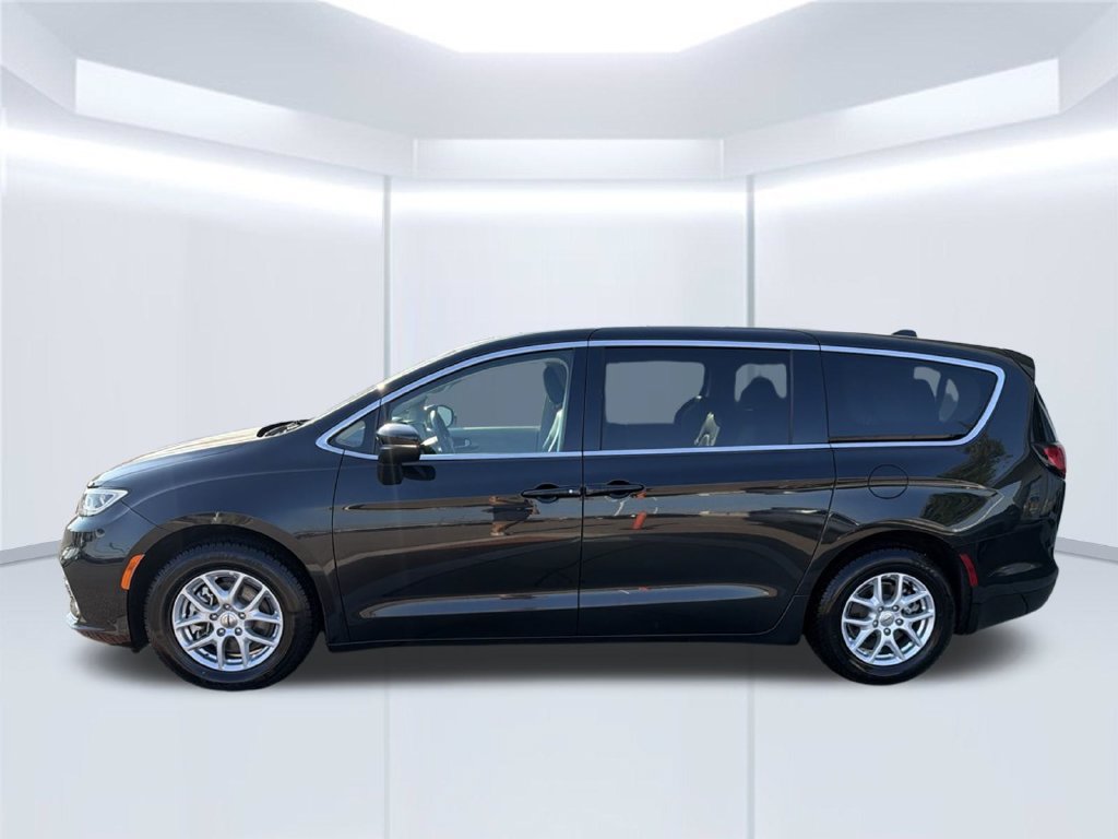 Used 2023 Chrysler Pacifica Touring-L FWD image 3