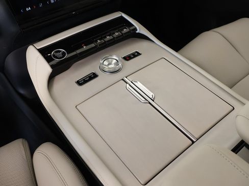 New 2026 Lincoln Navigator Premiere AWD/4WD image 8