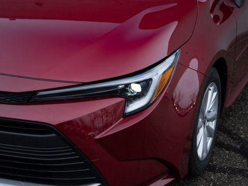 Used 2025 Toyota Corolla XLE image 11