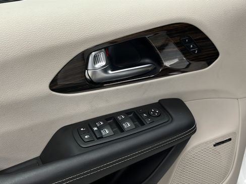 Used 2023 Chrysler Pacifica Limited w/ Uconnect Theater Family Group FWD image 21