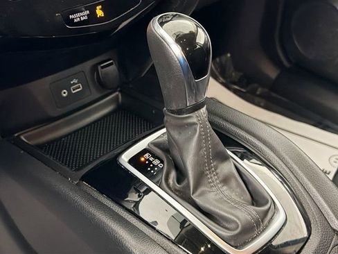 Used 2018 Nissan Rogue SV image 16