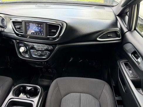 Used 2020 Chrysler Pacifica Touring w/ S Appearance Package FWD image 29