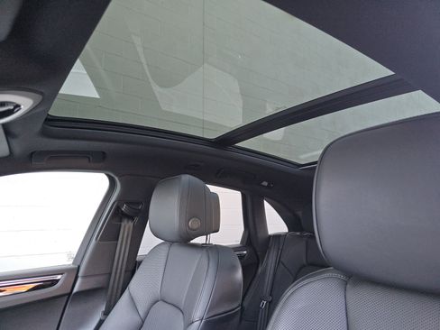 Certified 2025 Porsche Macan image 13