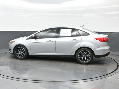 Used 2018 Ford Focus SE w/ SE Appearance Package FWD image 3