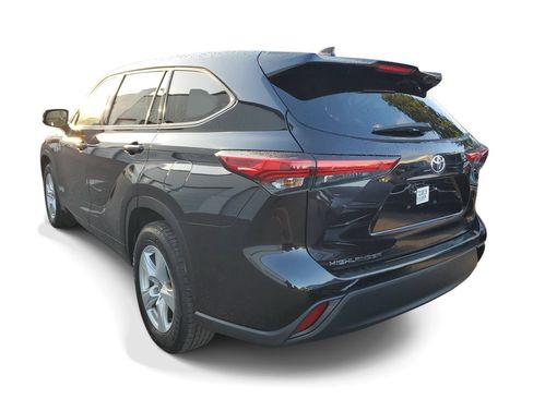 Used 2021 Toyota Highlander L FWD image 3