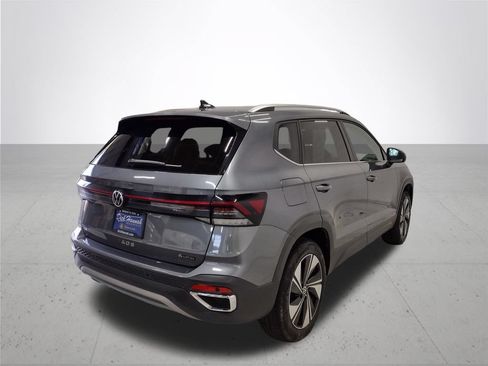 Certified 2025 Volkswagen Taos SE AWD/4WD image 15