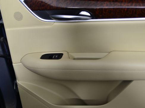 Used 2018 Cadillac XT5 Luxury w/ Driver Awareness Package image 15