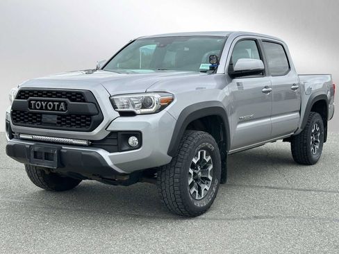 Used 2018 Toyota Tacoma SR image 7