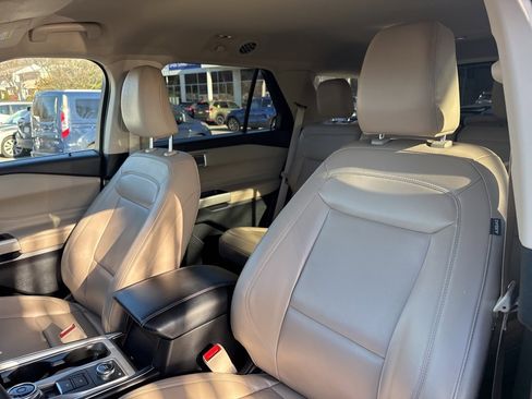 Used 2022 Ford Explorer XLT w/ Equipment Group 202A image 22