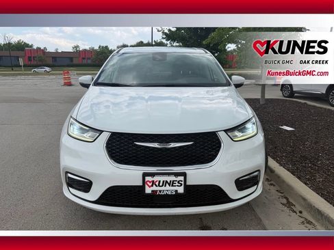 Used 2023 Chrysler Pacifica Touring-L FWD image 2