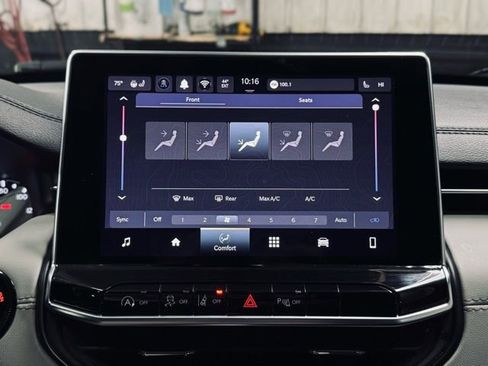 Used 2025 Jeep Compass Limited image 33