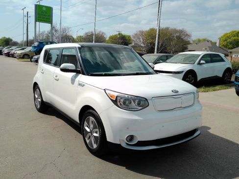 Used 2019 Kia Soul EV + w/ Sun & Fun Package image 4
