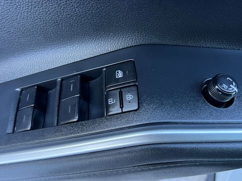 Used 2023 Toyota Highlander LE image 12