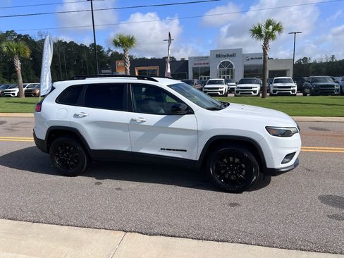 Used 2023 Jeep Cherokee Altitude Lux AWD/4WD image 4