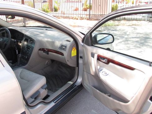 Used 2001 Volvo V70 image 20