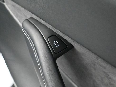 Used 2022 Tesla Model Y Long Range image 38